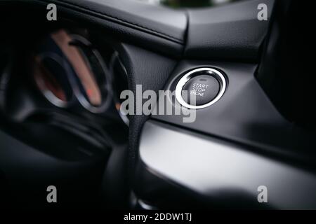 Nahaufnahme Motor-Start-Stopp-Taste aus einem modernen Sport Auto schwarz Luxus-Interieur Stockfoto