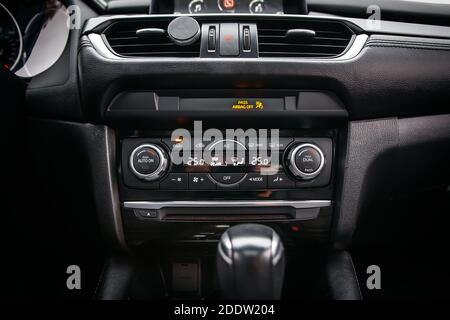 Moderne Auto elektronische Sicherheitssysteme, Details der modernen Sportwagen Interieur Stockfoto
