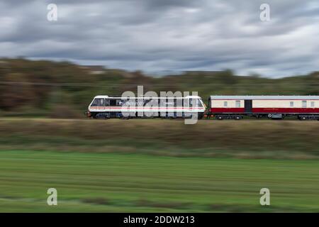 Intercity Lackierung Baureihe 90 elektrische Lokomotive 90001 Schleppen einer privaten charterzug für Jeremy Hosking Stockfoto