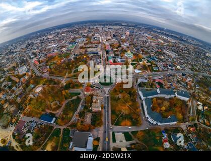 Luftpanorama der Kreisel Straße mit kreisförmigen Autos in kleinen europäischen Stadt am bewölkten Herbsttag, Kiew Region, Ukraine Stockfoto