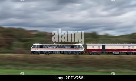 Intercity Lackierung Baureihe 90 elektrische Lokomotive 90001 Schleppen einer privaten charterzug für Jeremy Hosking Stockfoto
