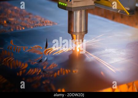 Laserschneidemaschine, die mit Blech mit Funken arbeitet Werk Stockfoto