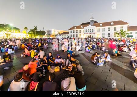 Menschen hängen nachts auf dem Fatahillah-Platz in Kota Tua, der Altstadt von Jakarta, Indonesien Stockfoto