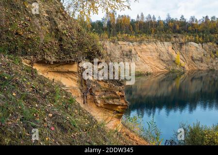 Das sandige Ufer eines Bergsees im Herbst.Leningrad Region. Stockfoto