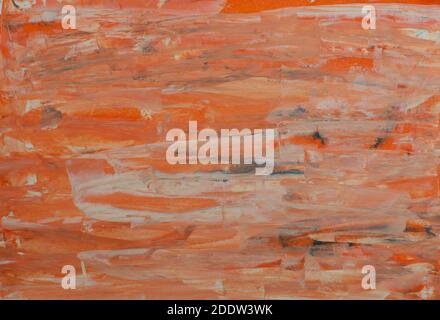 Abstrakt bemalte Textur. Schwarze und graue Striche auf orangefarbenem Papierhintergrund. Stockfoto