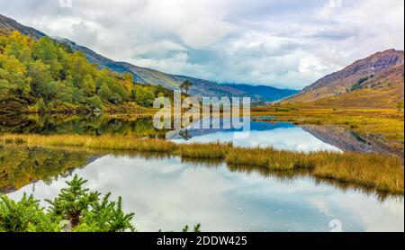 Glen Strathfarrar im Herbst mit farbenfroher Herbstlandschaft und Reflexionen im loch. Highlands of Scotland. Querformat, Platz für Kopie. Stockfoto