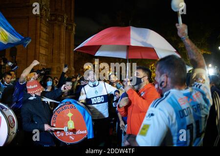 Barcelona, Katalonien, Spanien. November 2020. BARCELONA, SPANIEN - November 26: Die argentinische Gemeinde in Barcelona würdigt Maradona. Diego Armando Maradona starb mit 60 Jahren nach Herzstillstand, während er sich in seinem Haus in Tigre, Argentinien, aufhielt, wo er seine Genesung nach einer Gehirnchirurgie am 26. November 2020 in Barcelona, Spanien, verbrachte. Quelle: Miguel Lopez Mallch/DAX/ZUMA Wire/Alamy Live News Stockfoto