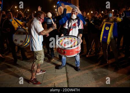 Barcelona, Katalonien, Spanien. November 2020. BARCELONA, SPANIEN - November 26: Die argentinische Gemeinde in Barcelona würdigt Maradona. Diego Armando Maradona starb mit 60 Jahren nach Herzstillstand, während er sich in seinem Haus in Tigre, Argentinien, aufhielt, wo er seine Genesung nach einer Gehirnchirurgie am 26. November 2020 in Barcelona, Spanien, verbrachte. Quelle: Miguel Lopez Mallch/DAX/ZUMA Wire/Alamy Live News Stockfoto