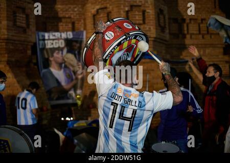 Barcelona, Katalonien, Spanien. November 2020. BARCELONA, SPANIEN - November 26: Die argentinische Gemeinde in Barcelona würdigt Maradona. Diego Armando Maradona starb mit 60 Jahren nach Herzstillstand, während er sich in seinem Haus in Tigre, Argentinien, aufhielt, wo er seine Genesung nach einer Gehirnchirurgie am 26. November 2020 in Barcelona, Spanien, verbrachte. Quelle: Miguel Lopez Mallch/DAX/ZUMA Wire/Alamy Live News Stockfoto