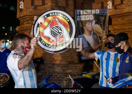 Barcelona, Katalonien, Spanien. November 2020. BARCELONA, SPANIEN - November 26: Die argentinische Gemeinde in Barcelona würdigt Maradona. Diego Armando Maradona starb mit 60 Jahren nach Herzstillstand, während er sich in seinem Haus in Tigre, Argentinien, aufhielt, wo er seine Genesung nach einer Gehirnchirurgie am 26. November 2020 in Barcelona, Spanien, verbrachte. Quelle: Miguel Lopez Mallch/DAX/ZUMA Wire/Alamy Live News Stockfoto