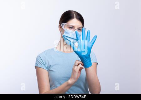 Krankenschwester oder Arzt, der Schutzausrüstung gegen Viren trägt und prüft Und bakterielle Krankheit Stock Foto Stockfoto