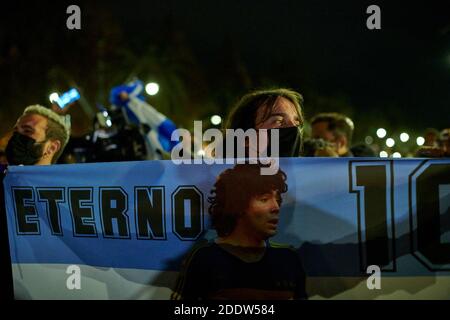 Barcelona, Katalonien, Spanien. November 2020. BARCELONA, SPANIEN - November 26: Die argentinische Gemeinde in Barcelona würdigt Maradona. Diego Armando Maradona starb mit 60 Jahren nach Herzstillstand, während er sich in seinem Haus in Tigre, Argentinien, aufhielt, wo er seine Genesung nach einer Gehirnchirurgie am 26. November 2020 in Barcelona, Spanien, verbrachte. Quelle: Miguel Lopez Mallch/DAX/ZUMA Wire/Alamy Live News Stockfoto