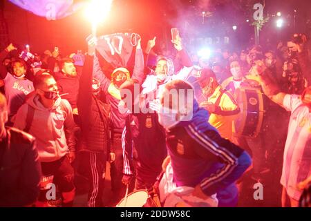 Barcelona, Katalonien, Spanien. November 2020. BARCELONA, SPANIEN - November 26: Die argentinische Gemeinde in Barcelona würdigt Maradona. Diego Armando Maradona starb mit 60 Jahren nach Herzstillstand, während er sich in seinem Haus in Tigre, Argentinien, aufhielt, wo er seine Genesung nach einer Gehirnchirurgie am 26. November 2020 in Barcelona, Spanien, verbrachte. Quelle: Miguel Lopez Mallch/DAX/ZUMA Wire/Alamy Live News Stockfoto