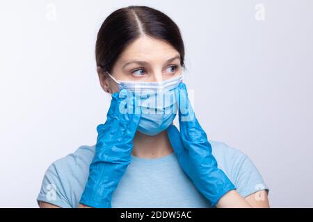 Krankenschwester oder Arzt, der Schutzausrüstung gegen Viren trägt und prüft Und bakterielle Krankheit Stock Foto Stockfoto