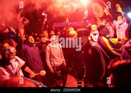 Barcelona, Katalonien, Spanien. November 2020. BARCELONA, SPANIEN - November 26: Die argentinische Gemeinde in Barcelona würdigt Maradona. Diego Armando Maradona starb mit 60 Jahren nach Herzstillstand, während er sich in seinem Haus in Tigre, Argentinien, aufhielt, wo er seine Genesung nach einer Gehirnchirurgie am 26. November 2020 in Barcelona, Spanien, verbrachte. Quelle: Miguel Lopez Mallch/DAX/ZUMA Wire/Alamy Live News Stockfoto