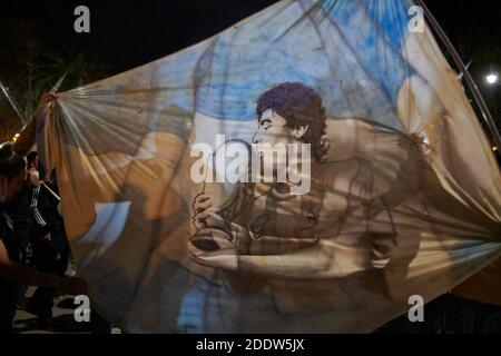 Barcelona, Katalonien, Spanien. November 2020. BARCELONA, SPANIEN - November 26: Die argentinische Gemeinde in Barcelona würdigt Maradona. Diego Armando Maradona starb mit 60 Jahren nach Herzstillstand, während er sich in seinem Haus in Tigre, Argentinien, aufhielt, wo er seine Genesung nach einer Gehirnchirurgie am 26. November 2020 in Barcelona, Spanien, verbrachte. Quelle: Miguel Lopez Mallch/DAX/ZUMA Wire/Alamy Live News Stockfoto
