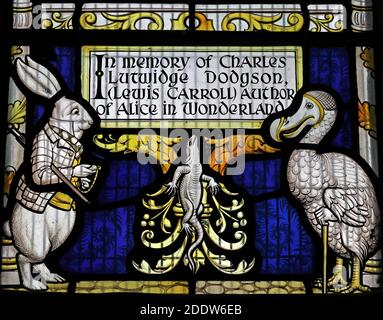 Lewis Carroll Fenster, Alle Heiligen, Daresbury Dorf, Warrington, Cheshire, Kaninchen, Dodo, Lizard, in Erinnerung an Charles Lutwidge Dodgson Stockfoto
