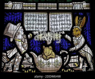 Lewis Carroll Fenster, Alle Heiligen, Daresbury Dorf, Warrington, Cheshire, Mad Hatter, Kaninchen, Wir haben die Kinder gehört Sagen Sie Stockfoto