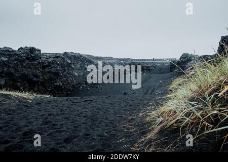 Brücke zwischen den Kontinenten ist ein beliebter Touristenort und vulkanischen Spalte auf der Halbinsel Reykjanes, Island. Stockfoto