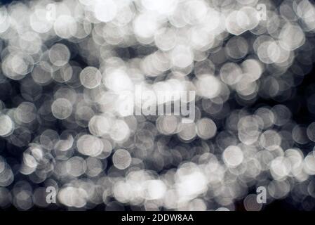 Blendung auf der Wasseroberfläche. Hintergrundbild Stockfoto