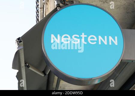 Bordeaux , Aquitaine / Frankreich - 11 11 2020 : Nestenn Zeichen Text und rundes Logo vor dem Büro Immobilien französisch Agentur in der Straße Stockfoto