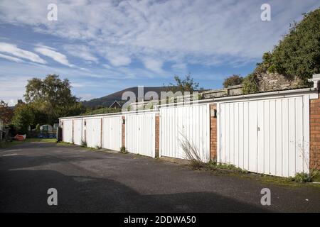 Garagenreihe, Abergavenny, Wales, Großbritannien Stockfoto