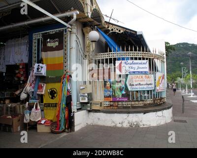 Schilder in französischer Sprache an einer Straßenecke am Eingang zu Grand Marche, Saint-Denis, Réunion Island (französisches Überseegebiet) Stockfoto