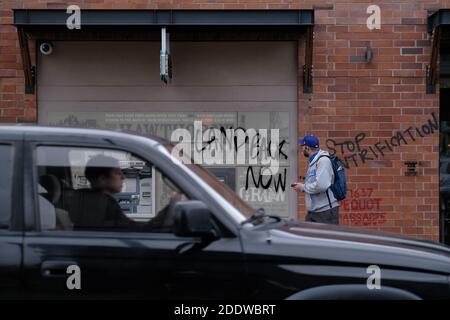 Portland, USA. November 2020. Die Botschaften zur Gentrifizierung sind am 26. November 2020 in der Umpqua Bank in der Southeast Hawthorne Street in Portland, Oregon, nach einem Aufruf zum Handeln am Erntedankfest, der indigene Demonstranten dazu aufforderte, Symbole des Kolonialismus, des Kapitalismus und der Gentrifizierung anzugreifen, abgebildet. (Foto: Alex Milan Tracy/Sipa USA) Quelle: SIPA USA/Alamy Live News Stockfoto