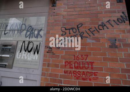 Portland, USA. November 2020. "STOP Gentrification"-Graffiti ist auf der Wand der Umpqua Bank in der Southeast Hawthorne Street in Portland, Oregon, am 26. November 2020 abgebildet, nach einem Aufruf zum Handeln am Thanksgiving-Abend, der indigene Demonstranten dazu aufforderte, Symbole des Kolonialismus, des Kapitalismus und der Gentrifizierung anzugreifen. (Foto: Alex Milan Tracy/Sipa USA) Quelle: SIPA USA/Alamy Live News Stockfoto