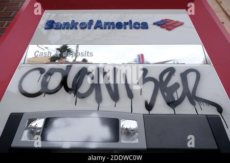 Portland, USA. November 2020. "Colonizer" Graffiti ist am 26. November 2020 auf einem Geldautomaten der Bank of America in der Southeast Hawthorne Street in Portland, Oregon, abgebildet, nach einem Aufruf zum Handeln am Erntedankfest, der indigene Demonstranten dazu aufforderte, Symbole des Kolonialismus, des Kapitalismus und der Gentrifizierung anzugreifen. (Foto: Alex Milan Tracy/Sipa USA) Quelle: SIPA USA/Alamy Live News Stockfoto