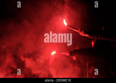 Neapel, Italien. November 2020. Napoli-Fans erinnern sich an Diego Armando Maradona vor dem San Paolo-Stadion. Italien, 26. November 2020. (Foto von Vincenzo Izzo/Sipa USA) Quelle: SIPA USA/Alamy Live News Stockfoto