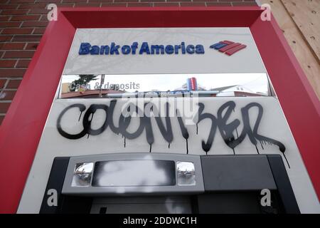 Portland, USA. November 2020. "Colonizer" Graffiti ist am 26. November 2020 auf einem Geldautomaten der Bank of America in der Southeast Hawthorne Street in Portland, Oregon, abgebildet, nach einem Aufruf zum Handeln am Erntedankfest, der indigene Demonstranten dazu aufforderte, Symbole des Kolonialismus, des Kapitalismus und der Gentrifizierung anzugreifen. (Foto: Alex Milan Tracy/Sipa USA) Quelle: SIPA USA/Alamy Live News Stockfoto