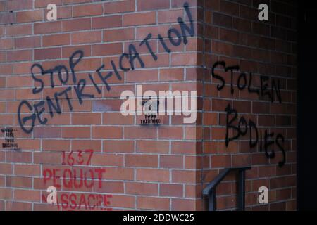 Portland, USA. November 2020. Das Graffiti "STOP Gentrification" ist am 26. November 2020 auf dem Fenster der Umpqua Bank in der Southeast Hawthorne Street in Portland, Oregon, nach einem Aufruf zum Handeln am Thanksgiving-Abend zu sehen, der indigene Demonstranten dazu aufforderte, Symbole des Kolonialismus, des Kapitalismus und der Gentrifizierung anzugreifen. (Foto: Alex Milan Tracy/Sipa USA) Quelle: SIPA USA/Alamy Live News Stockfoto