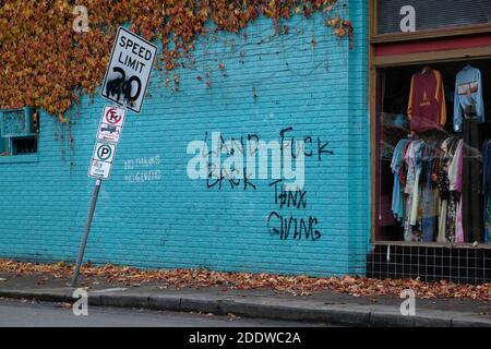 Portland, USA. November 2020. "Land Back"-Graffiti ist auf einem Geschäft in der Southeast Hawthorne Street in Portland, Oregon, am 26. November 2020 abgebildet, nach einem Aufruf zum Handeln am Thanksgiving-Abend, der indigene Demonstranten dazu aufforderte, Symbole des Kolonialismus, des Kapitalismus und der Gentrifizierung anzugreifen. (Foto: Alex Milan Tracy/Sipa USA) Quelle: SIPA USA/Alamy Live News Stockfoto