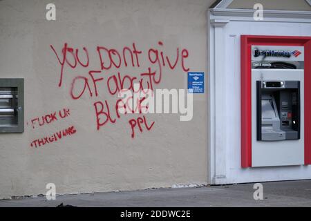 Portland, USA. November 2020. Graffiti wird von einem Geldautomaten der Bank of America in der Southeast Hawthorne Street in Portland, Oregon, am 26. November 2020 nach einem Aufruf zum Handeln am Thanksgiving Abend, der indigene Demonstranten dazu aufforderte, Symbole des Kolonialismus, des Kapitalismus und der Gentrifizierung anzugreifen, abgebildet. (Foto: Alex Milan Tracy/Sipa USA) Quelle: SIPA USA/Alamy Live News Stockfoto