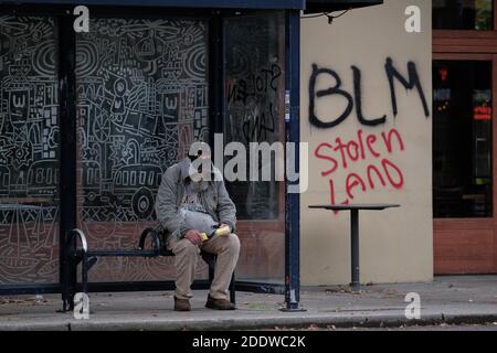 Portland, USA. November 2020. Das Graffiti von 'Stolen Land' ist am 26. November 2020 im Hawthorne Theatre in Portland, Oregon, zu sehen, nachdem am Thanksgiving-Abend indigene Demonstranten aufgerufen hatten, Symbole des Kolonialismus, des Kapitalismus und der Gentrifizierung anzugreifen. (Foto: Alex Milan Tracy/Sipa USA) Quelle: SIPA USA/Alamy Live News Stockfoto