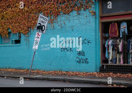 Portland, USA. November 2020. "Land Back"-Graffiti ist auf einem Geschäft in der Southeast Hawthorne Street in Portland, Oregon, am 26. November 2020 abgebildet, nach einem Aufruf zum Handeln am Thanksgiving-Abend, der indigene Demonstranten dazu aufforderte, Symbole des Kolonialismus, des Kapitalismus und der Gentrifizierung anzugreifen. (Foto: Alex Milan Tracy/Sipa USA) Quelle: SIPA USA/Alamy Live News Stockfoto