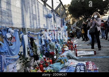 Neapel, Italien. November 2020. Napoli-Fans erinnern sich an Diego Armando Maradona vor dem San Paolo-Stadion. Italien, 26. November 2020. (Foto von Vincenzo Izzo/Sipa USA) Quelle: SIPA USA/Alamy Live News Stockfoto