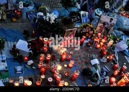 Neapel, Italien. November 2020. Napoli-Fans erinnern sich an Diego Armando Maradona vor dem San Paolo-Stadion. Italien, 26. November 2020. (Foto von Vincenzo Izzo/Sipa USA) Quelle: SIPA USA/Alamy Live News Stockfoto