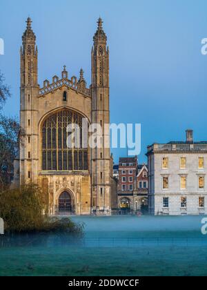 Cambridge Kings College auf der anderen Seite in der Abenddämmerung mit einem sanften Nebel stieg aus dem Fluss Cam. Stockfoto