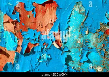 Risse und abblätternde Farbe an der Wand. Grunge alte Textur - abstrakter Hintergrund. Zerkratzte und abgeplatzte Oberfläche Stockfoto