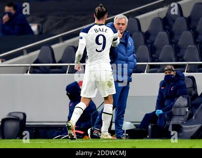 Gareth Bale von Tottenham Hotspur schüttelt sich die Hände mit dem Manager Jose Mourinho, nachdem er während des UEFA Europa League Group J-Spiels im Tottenham Hotspur Stadium, London, ersetzt wurde. Stockfoto