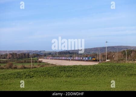 Direktbahn Services Lok 88 88010 auf der Westseite Küste Hauptlinie mit der Mossend nach Daventry Stobart / Tesco intermodale Containerzug Stockfoto