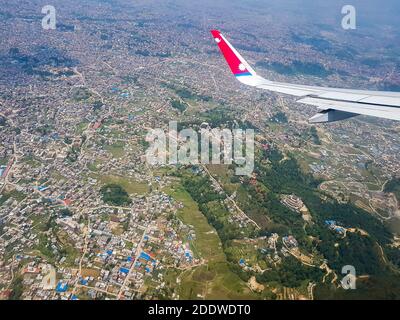 Kathmandu Nepal Stadt von oben durch das Flugzeugfenster gesehen. Stockfoto