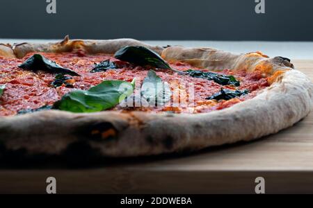 Nahaufnahme einer Sauerteig-Pizzabruste Stockfoto