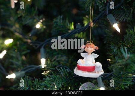 Weihnachtsengel Baum Ornament auf Baum mit Lichtern, saisonalen Urlaub Hintergrund Stockfoto