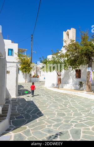 Folegandros, Griechenland - 23. September 2020: Ein kleiner Junge läuft im Stadtzentrum von Chora auf der Insel Folegandros. Kykladen-Inseln Stockfoto