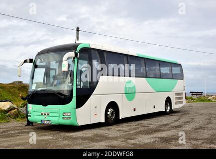 Der Gezeitenbus SV 12470, ein MANN R07 Lion's Coach RHC444, wird beim Fishermen's Memorial in Ferkingstad, Karmoy, Norwegen, geparkt. Stockfoto
