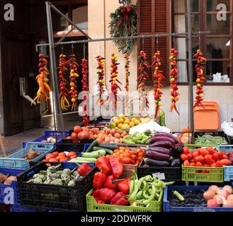 Outdoor-Stand mit frischem Obst und Gemüse auf Mallorca Stockfoto