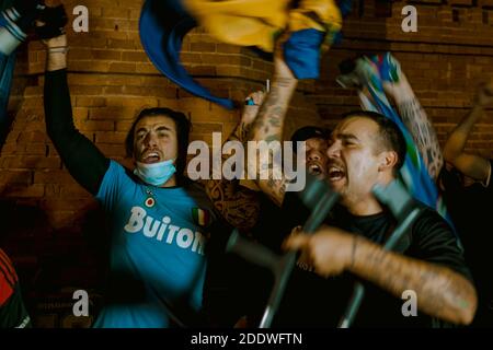 Barcelona, Spanien. November 2020. Fans von Diego Maradona feiern ihr ewiges Idol, nachdem die argentinische Fußballlegende und all-time greatest im Alter von 60 Jahren nach einem Herzinfarkt am 25. November gestorben sind, als sie sich versammeln, um am Arc de Triomf in Barcelona zu trauern. Barcelona war 1982 die erste europäische Station in seiner beruflichen Karriere, wo er zwei eher Verletzungen getroffen und polemische Spielzeiten. Quelle: Matthias Oesterle/Alamy Live News Stockfoto